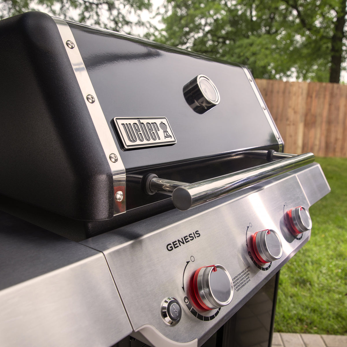 The lid thermometer lets you monitor grill temperature without lifting the lid.