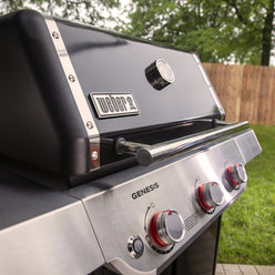 The lid thermometer lets you monitor grill temperature without lifting the lid.