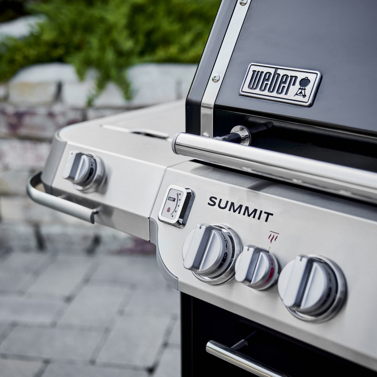 Weber Summit FS38 E gas grill Snap-Jet ignition lets you light individual burners with one hand for quick, easy startup.