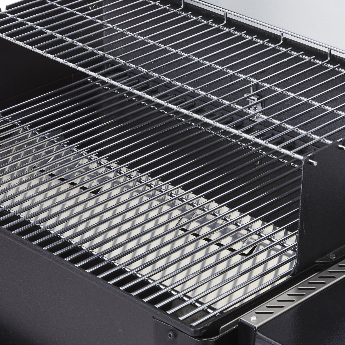 Large cooking area and upper rack on the Weber Searwood 600 wood pellet grill provide plenty of space for cooking multiple foods.