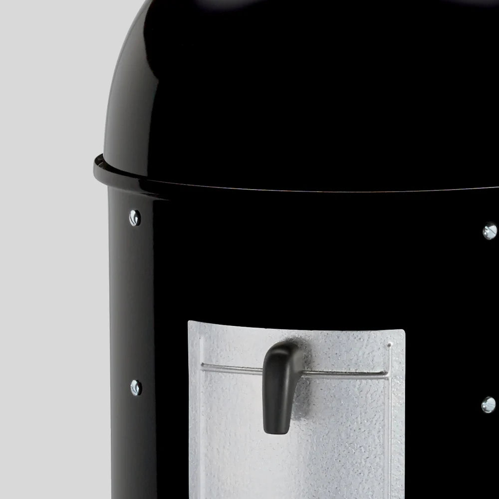The porcelain-enameled lid, bowl, and center section retain heat for consistent smoking. The finish also prevents rusting, cracking, and peeling while withstanding high temps. 