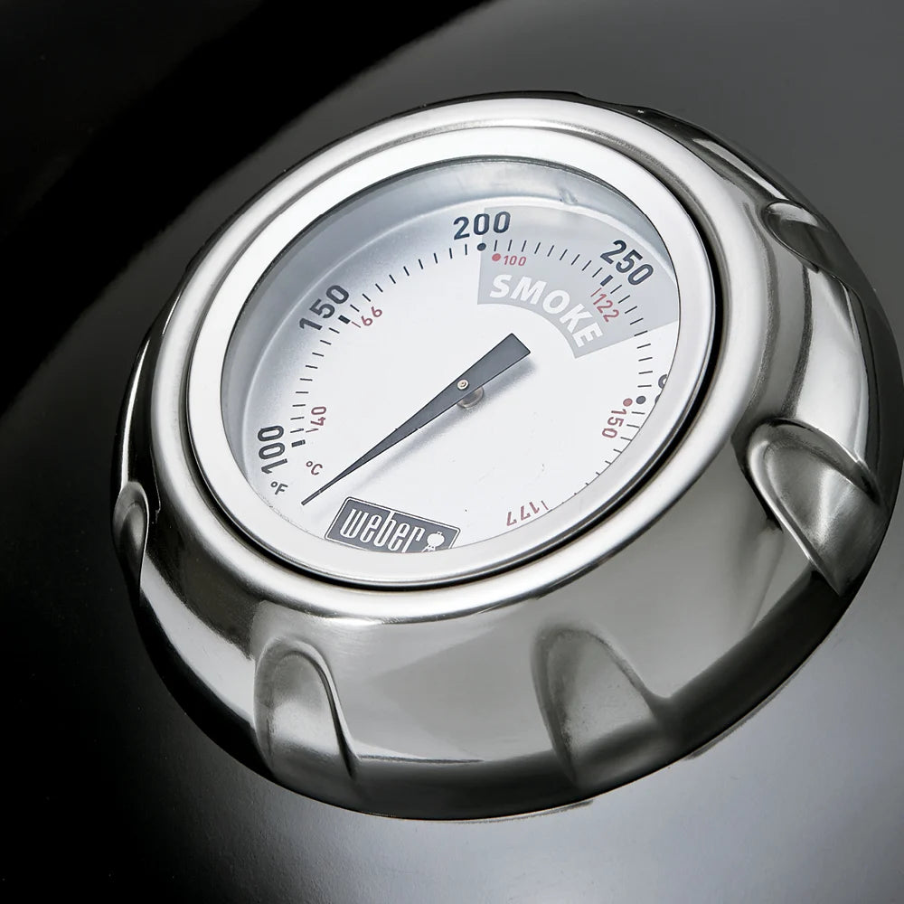 The built-in lid thermometer displays the internal temperature of the grill so that you know when to adjust the heat. 
