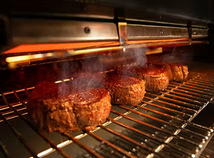 Top-down infrared broiler directs blazing high heat onto the top of meat, searing the surface evenly and creating an edge-to-edge caramelized crust with juicy insides.