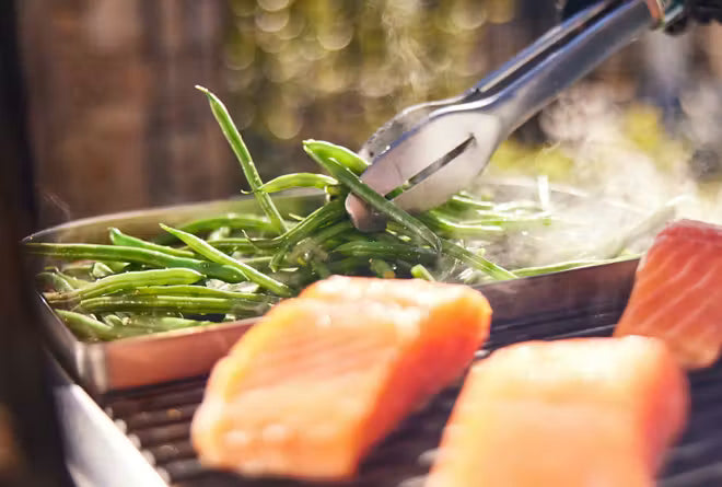 Explore the culinary versatility of this dynamic electric grill. Sear, smoke, steam or boil with various cook settings.