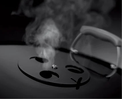 Control the temperature of your grill, without lifting the lid, by easily adjusting the damper. Closing the damper completely will cut off the oxygen flow to help extinguish coals. 