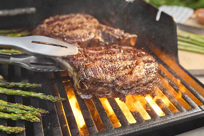 Turn the red Boost Burner knobs all the way to Boost Mode for 40% more power that cranks up the heat in the largest Sear Zone in its class and creates bold, flavorful sears.