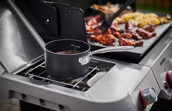 Side burner provides extra cooking space for sauces, sides, sautéing veggies and more.