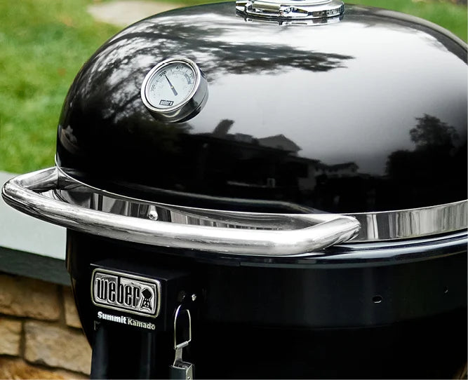 The high-quality steel construction and porcelain-enameled finish prevents rust, cracking, and peeling while withstanding high temperatures. It also makes the grill lighter weight and easier to move. 