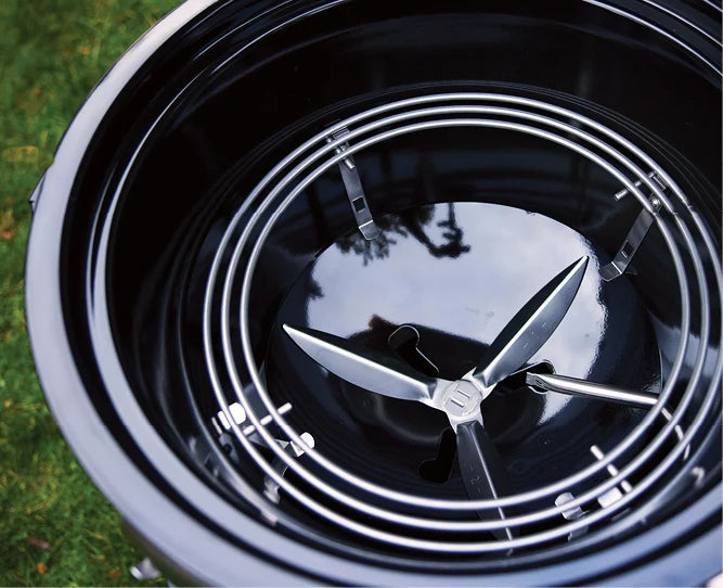 The stainless-steel One-Touch Cleaning System provides hassle-free ash clean-up. The 3-blade design sweeps ash into the removable high-capacity aluminum ash catcher for easy disposal. 