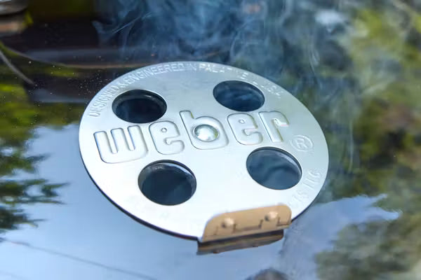 Adjustable lid and bowl dampers let you easily control the temperature inside your grill for perfect results, every time. 