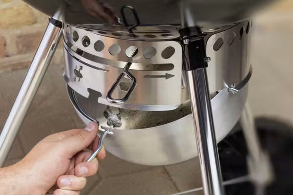 Enclosed ash catcher is wind-proof and keeps ash contained, and the One-Touch™ cleaning system lets you clear ash from the bowl with a swipe. 