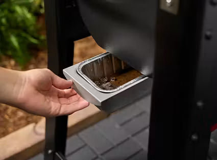 When you’re done cooking, the enclosed grease and ash management system lets you clean up quickly and easily with less mess and no vacuum.