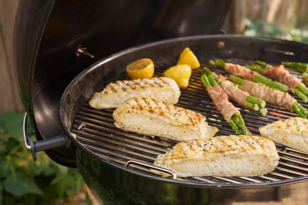 Tuck-Away lid holder offers a convenient place to nest the lid against the side of the bowl while cooking.