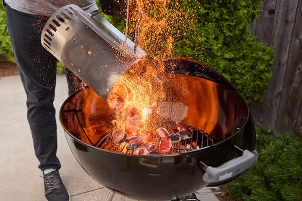 Porcelain-enameled finish on lid and bowl ensures superior heat retention, withstands high temperatures, resists scratches and rust, and is easy to clean.