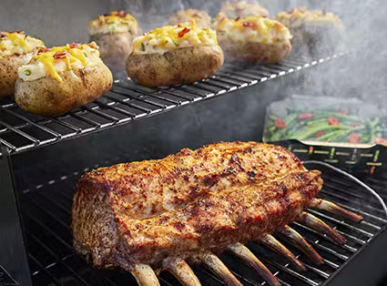 Full temperature range from 180° to 600°F, lets you smoke, sear, and roast on the same grill.